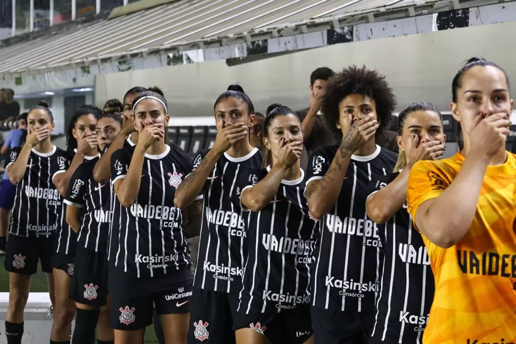 Abertura de rodada do Brasileirão Feminino é marcada por protestos