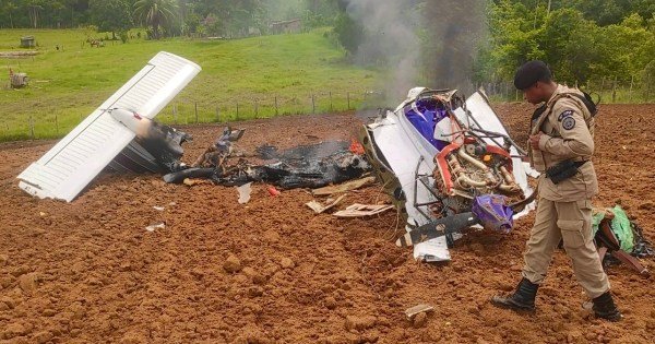 Avião cai na Bahia e deixa pelo menos uma pessoa morta