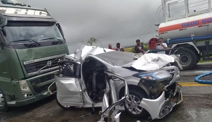 Engavetamento entre carro e duas carretas deixa duas pessoas feridas na BR-116