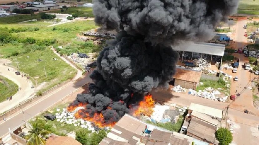 Incêndio atinge depósito de material reciclável em Luís Eduardo Magalhães