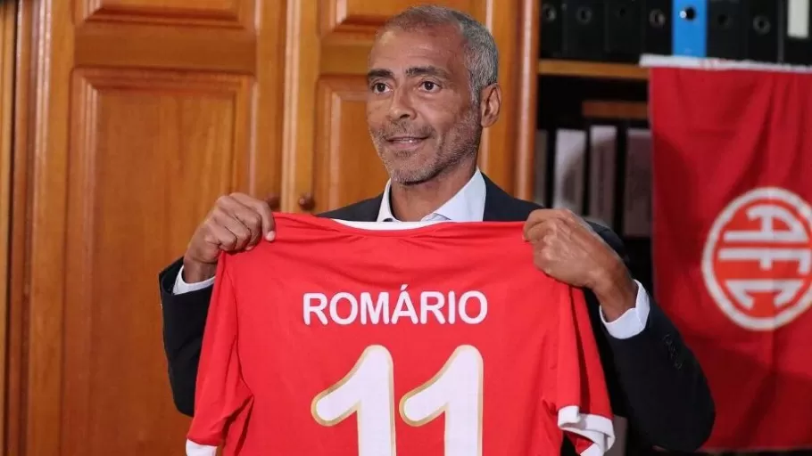 Romário é inscrito no BID e oficializa retorno aos gramados