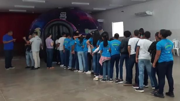 Alunos da ELEM assistem apresentação sobre sistema planetário e astronomia