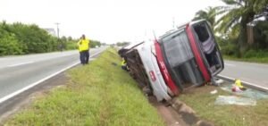 Ônibus de viagem tomba nesta manhã em rodovia baiana