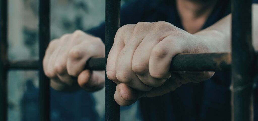 Pessoas que têm a partir de três passagens pela polícia podem perder direito de pagar fiança; entenda projeto