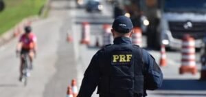 Ônibus com 42 passageiros tomba no oeste baiano