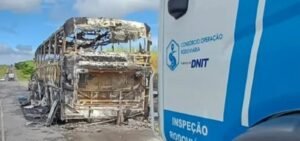 Pane elétrica causa incêndio em ônibus com 35 passageiros na BR-324