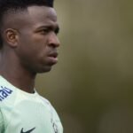 Vini Jr. denuncia racismo e jogo é paralisado na Champions League