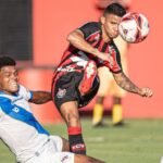 Marinho perde pênalti, mas Vitória vence o Galícia e joga a semifinal em casa