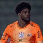 Hugo Souza é vítima de racismo após classificação do Corinthians em campeonato