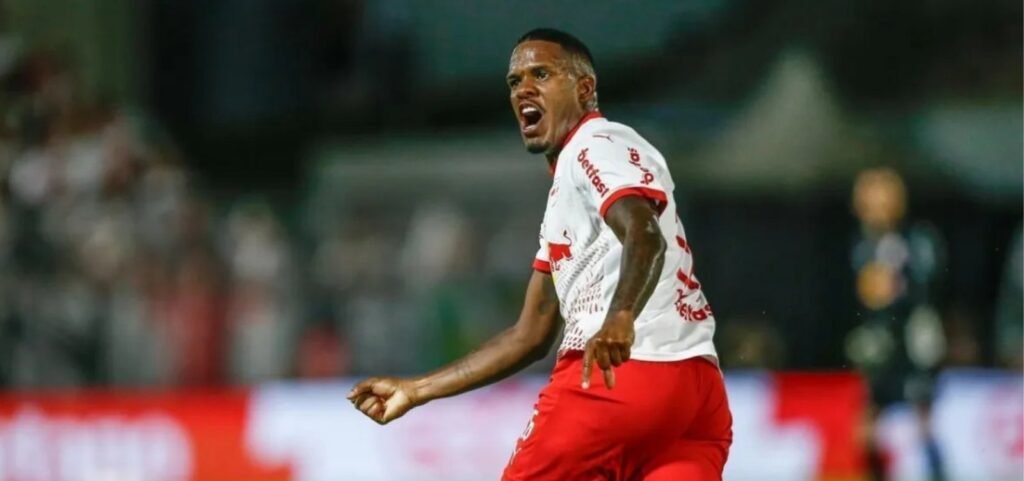 Bragantino multa jogador em 50% do salário após fala machista contra árbitra