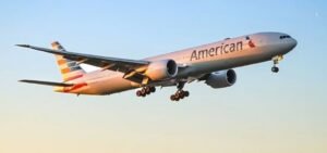 Avião da American Airlines pousa em Miami com marcas de bala e é retirado de operação