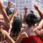 Carnaval com saúde: especialistas orientam como curtir a folia sem descuidar do corpo