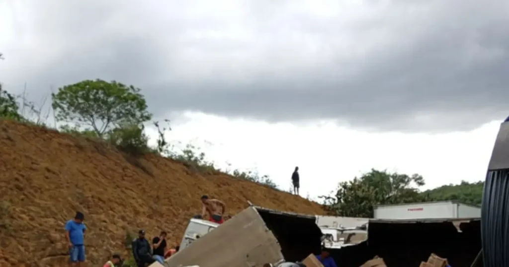 Carga da Shopee é saqueada por populares após tombamento de carreta na BR-116, em Brejões