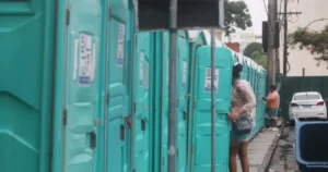 Mulher denuncia estupro dentro de banheiro químico na Barra; três PMs são investigados