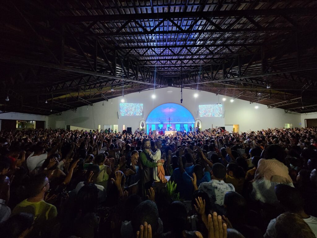 Igreja do São Benedito em SAJ fica lotada mais uma vez para missa e adoração ao Santíssimo com presença mais uma vez de Ana Lúcia da Canção Nova