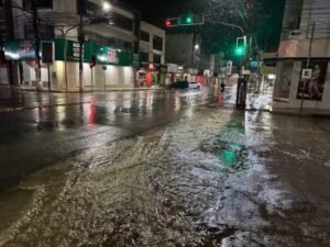 Chuva forte derruba árvore, causa apagão de energia e alaga ruas em Vitória da Conquista