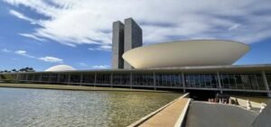 Crise do Banco Master reacende debate no Congresso sobre mandato para ministros do STF