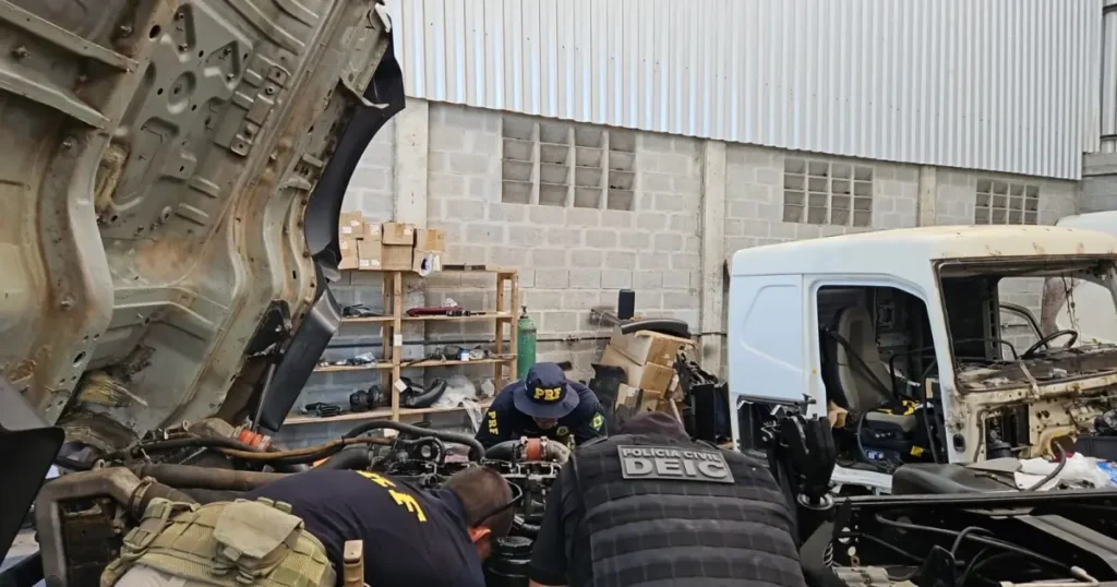 Homem é preso e nove caminhões são apreendidos no Sudoeste baiano; operação apura grupo acusado de roubo de cargas