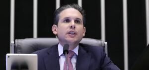 PEC que acaba com escala 6×1 deve ir ao plenário até maio, diz Hugo Motta