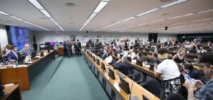 Fim da escala 6×1 avança na Câmara com votação na CCJ