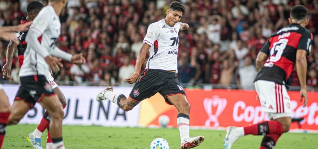 Vitória luta, mas perde para o Flamengo no Maracanã pela Copa do Brasil