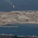 Navio sancionado pelos EUA atravessou Estreito de Ormuz, diz mídia do Irã