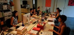 Emprego feminino cresce, mas mulheres ainda ganham 21% a menos que homens