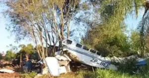 Avião cai no Paraguai com R$ 15 milhões e é saqueado; piloto morreu no acidente