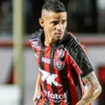 Erick e Fábio Mota são suspensos no Vitória por críticas à arbitragem