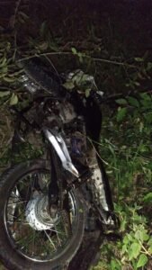 Um grave acidente foi registrado na BR-101, entre os municípios de Santo Antônio de Jesus e Dom Macedo Costa, envolvendo uma motocicleta e um veículo modelo Celta, ambos da cidade de Castro Alves.