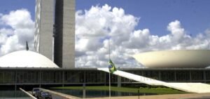 Comissão aprova novo piso de professores em R$ 5,1 mil para 2026