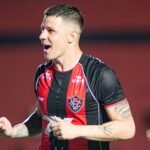 Com dois a mais, Vitória goleia o ABC e encaminha a vaga na final do Nordestão