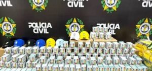 Polícia apreende mais de 200 mil figurinhas falsas da Copa de 2026 no RJ