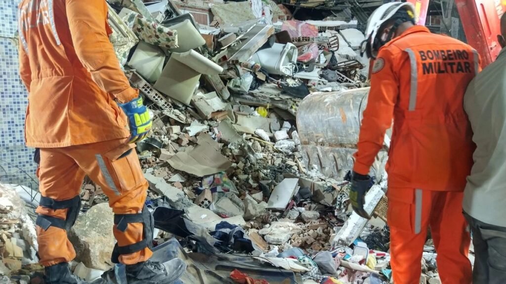 Sobe para três número de mortos após desabamento de prédio em Salvador