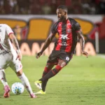 Embalado por classificação, Vitória enfrenta Bragantino para buscar primeiro triunfo fora de casa