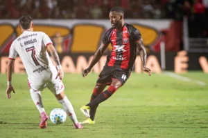 Embalado por classificação, Vitória enfrenta Bragantino para buscar primeiro triunfo fora de casa