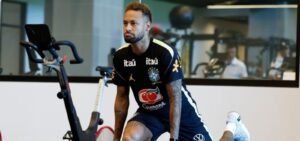 Neymar fará exame na segunda-feira para avaliar retorno aos treinos com a Seleção