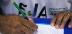 Analfabetismo no Brasil cai para menos de 5% pela primeira vez, aponta IBGE