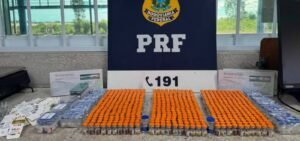 PRF apreende drogas e medicamentos para emagrecimento em ônibus na Bahia