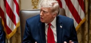 Trump pressiona distribuidoras por queda no preço dos combustíveis