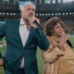 Belo e Alcione são criticados após erros durante execução do Hino Nacional em amistoso da Seleção.