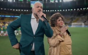 Belo e Alcione são criticados após erros durante execução do Hino Nacional em amistoso da Seleção.