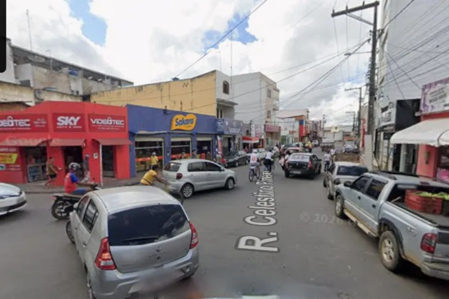 Motociclistas derrapam após óleo ser derramado em rua de Santo Antônio de Jesus