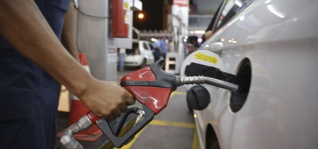 Alta do petróleo faz governo adiar fim do subsídio à gasolina