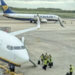 Avião faz pouso de emergência após passageiro ser sugado parcialmente para fora da aeronave