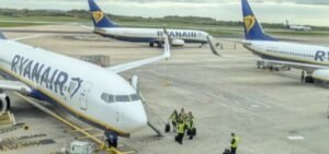 Avião faz pouso de emergência após passageiro ser sugado parcialmente para fora da aeronave