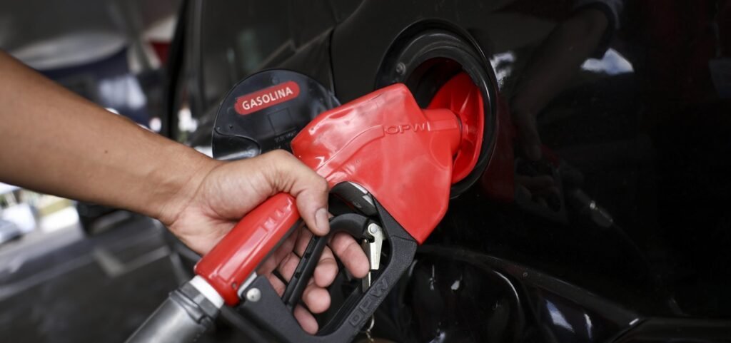 Acelen reduz em 1,9% preços da gasolina e do diesel para distribuidoras