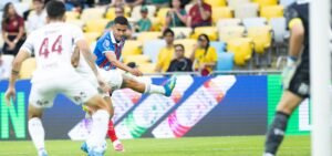 Com arbitragem polêmica, Bahia perde para o Fluminense em amistoso no Maracanã