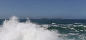 Marinha alerta para ressaca com ondas de até 2,5 metros no litoral de Salvador