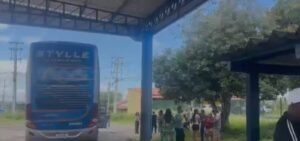 Motorista foge após PRF identificar licença falsa e abandona ônibus na BR-116
